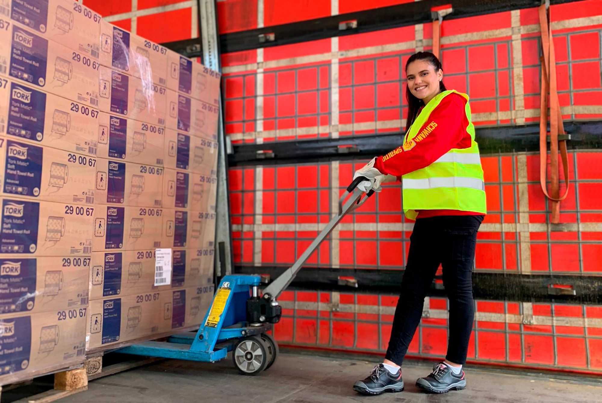 Junge Auszubildende der Schwank Spedition bei der LKW-Beladung