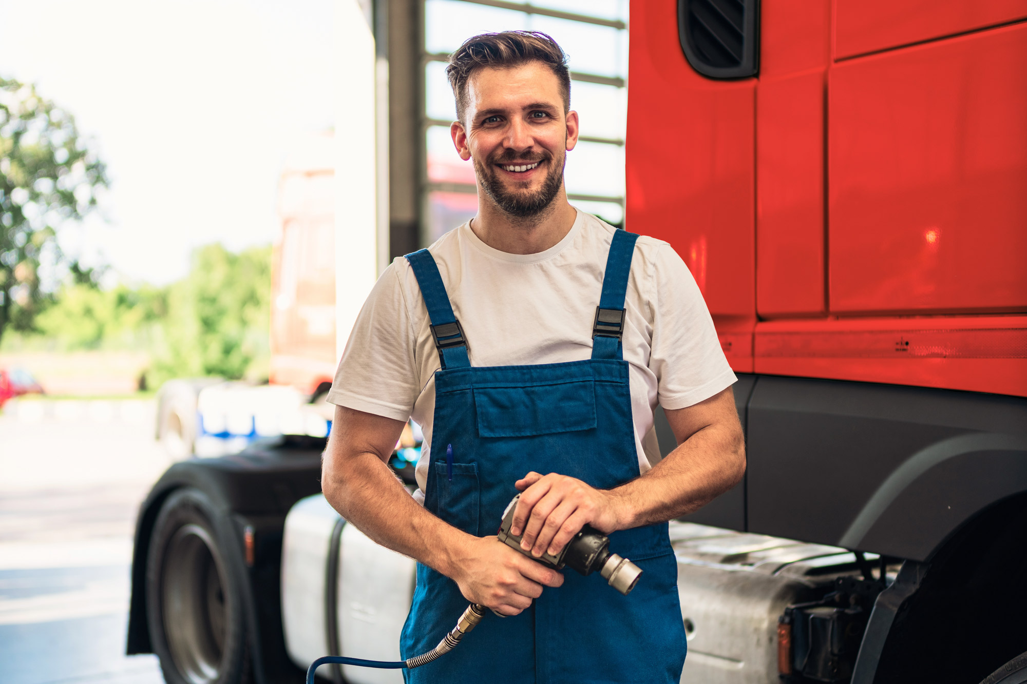 Mitarbeiter der Schwank Spedition in der Werkstatt des Unternehmens