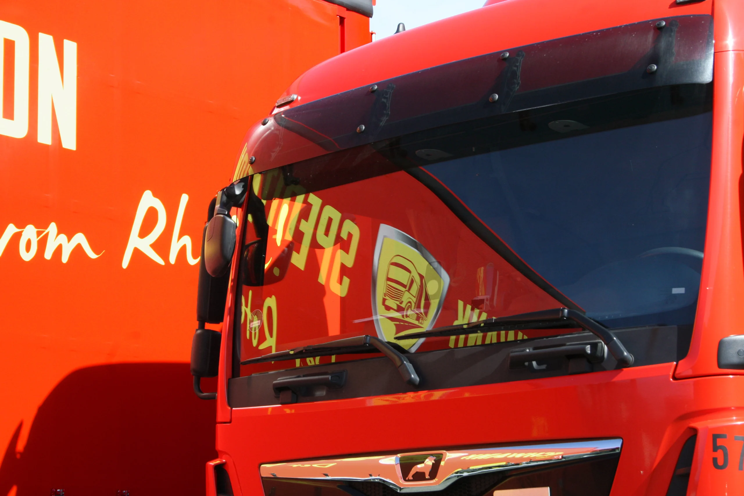 Front eines Trucks mit LOgo der Schwank Spedition