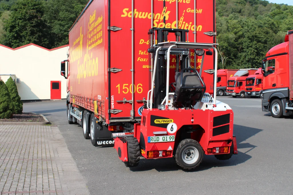 LKW der Schwank Spedition mit angehängtem Gabelstapler