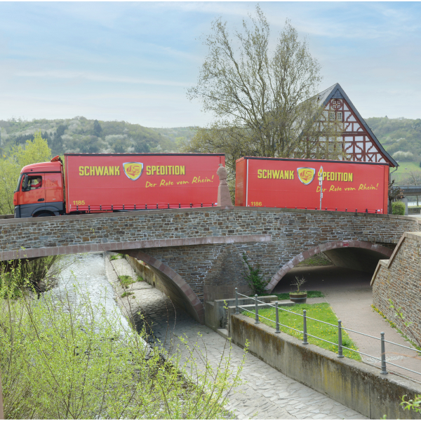 Transportzug der Spedition Schwank auf einer historischen Brücke im Rheingau